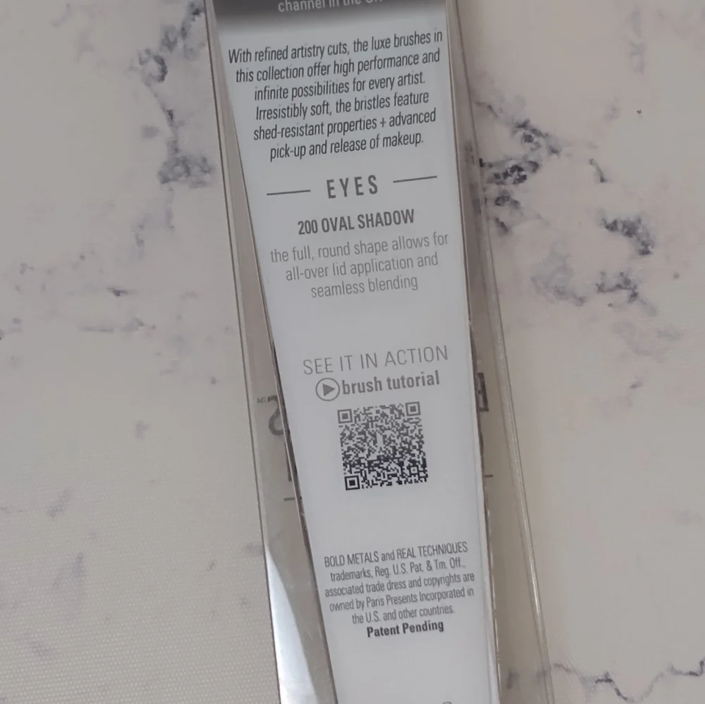 Real Techniques  Bold Metals Collection 200 OVAL SHADOW BRUSH New In Box
